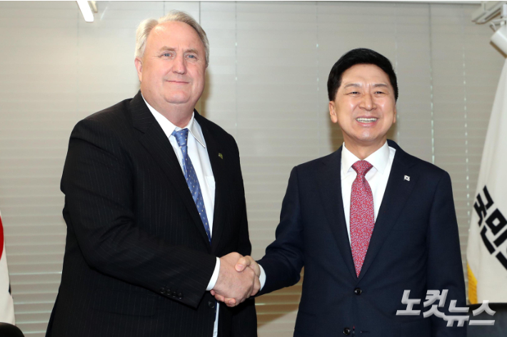 국민의힘 김기현 대표와 인요한 혁신위원장이 23일 서울 여의도 국민의힘 중앙당사에서 만나고 있다. 윤창원 기자