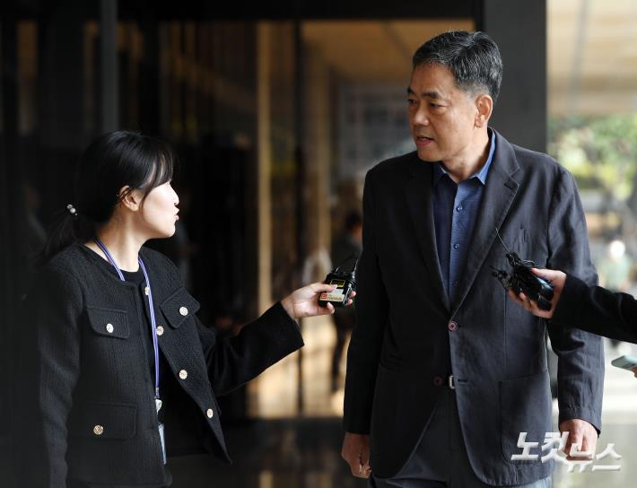 취재진 바라보는 곽상도 전 의원