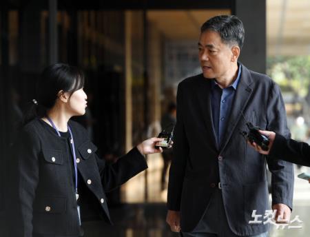 취재진 바라보는 곽상도 전 의원