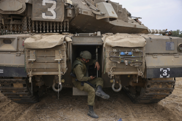 이스라엘 군인들이 이스라엘 남부의 팔레스타인 가자지구 국경 근처에서 진지를 지키고 있다. 연합뉴스 