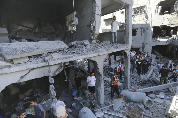 가자지구 건물에서 팔레스타인 주민들이 생존자를 수색하고 있다. 연합뉴스 