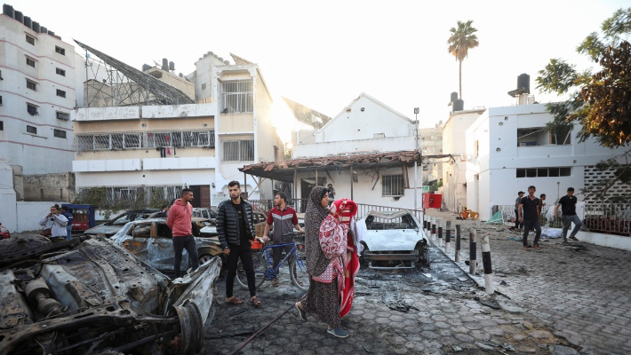 가자지구 병원 폭발 현장 살피는 사람들. 연합뉴스 