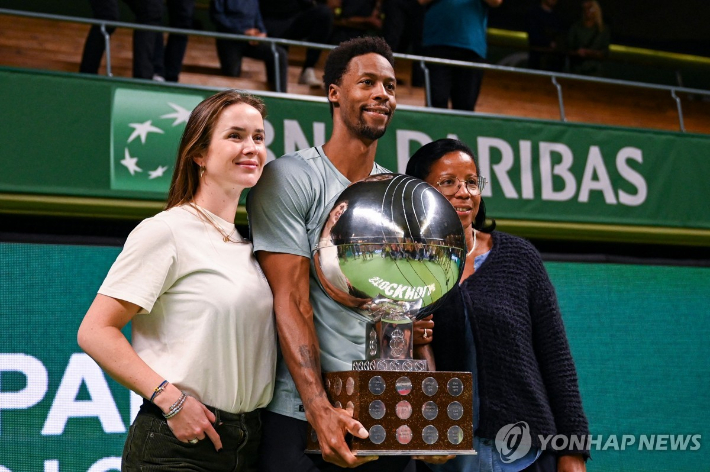 몽피스가 아내 스비톨리나(왼쪽) 등 가족과 기념 촬영한 모습. AFP=연합뉴스