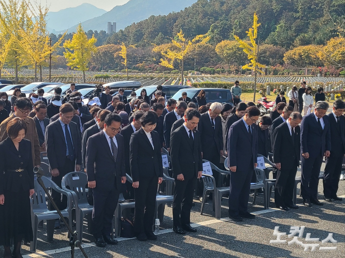 25일 국립대전현충원에서 열린 홍범도 장군 순국 80주기 추모식에서 참석자들이 묵념을 하고 있다. 김정남 기자