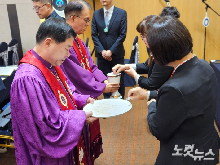 개회예배에서는 예수그리스도의 고난과 부활에 참여하는 성찬예식도 진행됐다.