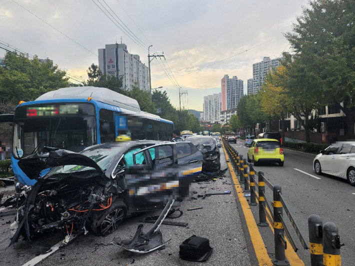 지난 24일 부산 북구의 한 교차로에서 6중 충돌사고가 나 한 명이 숨지는 등 12명의 사상자가 발생했다. 부산경찰청 제공