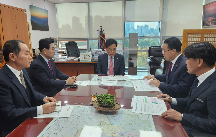 국민의힘 전남도당 김화진 위원장이 25일 송언석 국민의힘 예산결산위원회 간사를 만나 화순군 '광주전남 첨단의료복합단지 조성 사업'과 강진군 '월출산국립공원 탐방기반시설 조성사업'에 대해 설명하고 사업추진에 필요한 예산을 2024년 국비로 반영해 달라고 요청했다. 국민의힘 전남도당 제공 