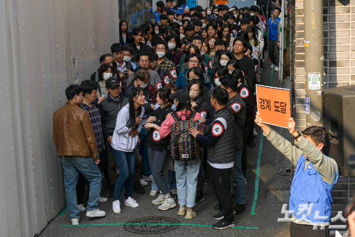 25일 서울 광진구 건대입구역 인근 건대맛의거리에서 다중운집 상황 발생을 가정한 인파감지 시스템 활용 인파밀집 예방 합동 훈련이 진행되고 있다. 박종민 기자
