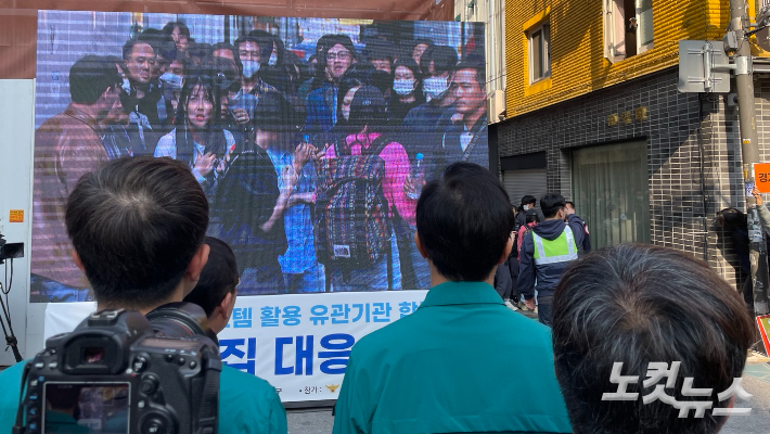 건대맛의거리 폭 2미터의 좁은 골목에 인파가 밀집한 상황을 가정한 훈련을 지켜보고 있는 오세훈 서울시장. 장규석 기자