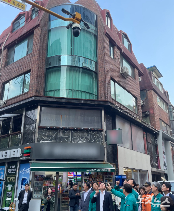 오세훈 서울시장이 건대 맛의거리 일대에 설치된 인파관리용 지능형 CCTV를 살펴보고 있다. 장규석 기자 