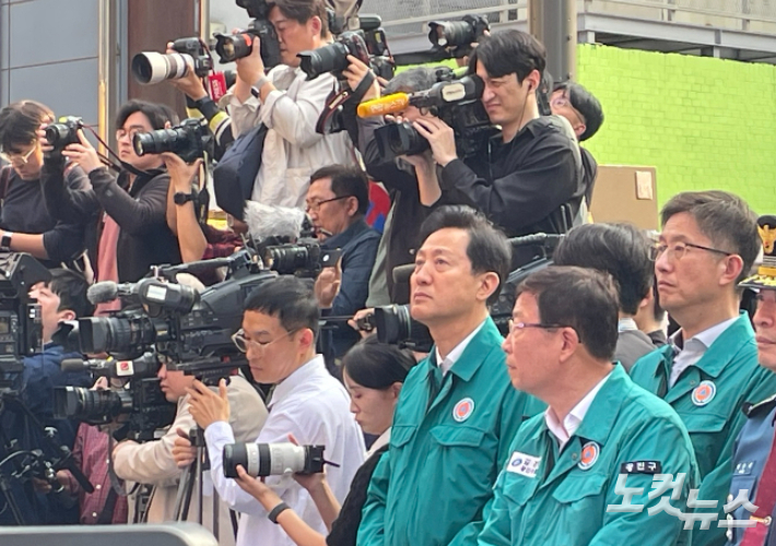 관계자들과 함께 인파밀집 훈련상황을 지켜보는 오세훈 서울시장. 장규석 기자 