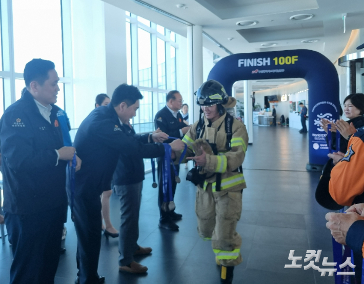 계단오르기 대회에 참여한 소방대원이 완주하자 여기저기서 환호의 박수가 터져나왔다. 김혜민 기자 