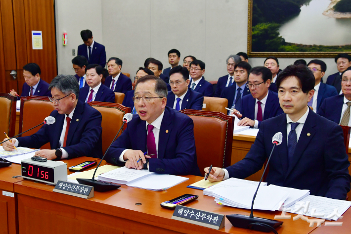 조승환 해양수산부 장관이 25일 서울 여의도 국회에서 열린 농림축산식품해양수산위원회의 해양수산부 및 소관기관 종합감사에서 의원 질의에 답변을 하고 있다. 윤창원 기자