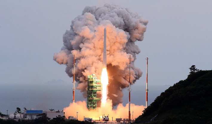 국내 처음으로 실용 위성을 탑재한 누리호(KSLV-Ⅱ)가 우주로 향하고 있다. 한국항공우주연구원 제공