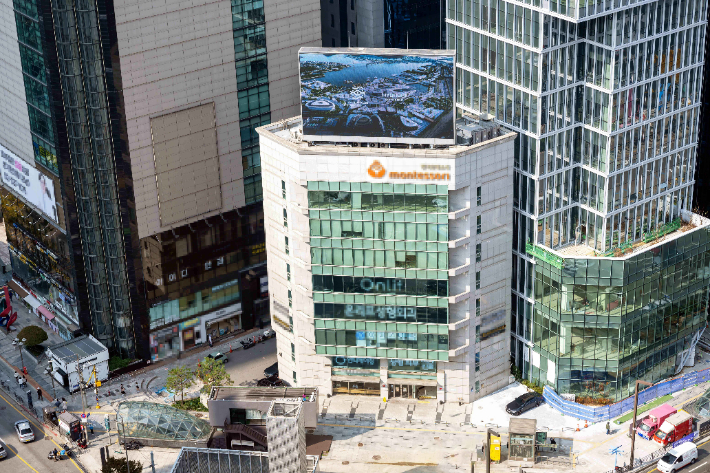 서울 서초구 강남역 사거리 인근 빌딩 옥상에 설치된 대형 옥외광고에 현대차그룹의 부산세계박람회 유치 홍보 영상이 상영되고 있다. 현대차그룹 제공