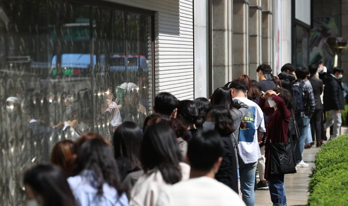 서울 중구 롯데백화점 본점 명품관 앞에 줄 서 있는 시민들. 연합뉴스