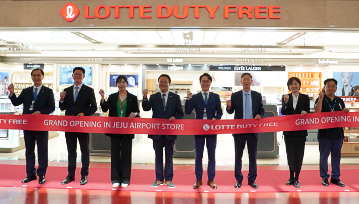 롯데면세점이 26일 제주공항 국제선 출국장 3층에서 제주공항점 그랜드 오픈을 기념하는 세리머니를 진행했다. 롯데면세점 제공