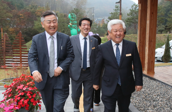 26일 무주군을 찾은 김관영 전북도지사가 황인홍 무주군수(오른쪽)와 무주읍 목재문화체험장으로 들어서고 있다. 전북도 제공