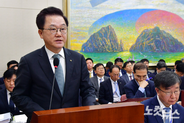 강석훈 한국산업은행 회장이 24일 서울 여의도 국회에서 열린 정무위원회의 예금보험공사·한국자산관리공사·한국주택금융공사 등에 대한 국정감사에서 업무보고를 하고 있다. 윤창원 기자