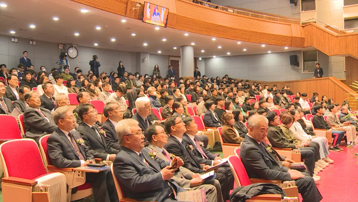학생,교수,목사 등 많은 내빈들이 참석해 개교 70주년을 축하했다.