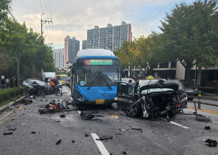 24일 북구 만덕동에서 발생한 6중 충돌사고로 차량들이 형태를 알아볼 수 없게 파손된 모습. 부산경찰청 제공  