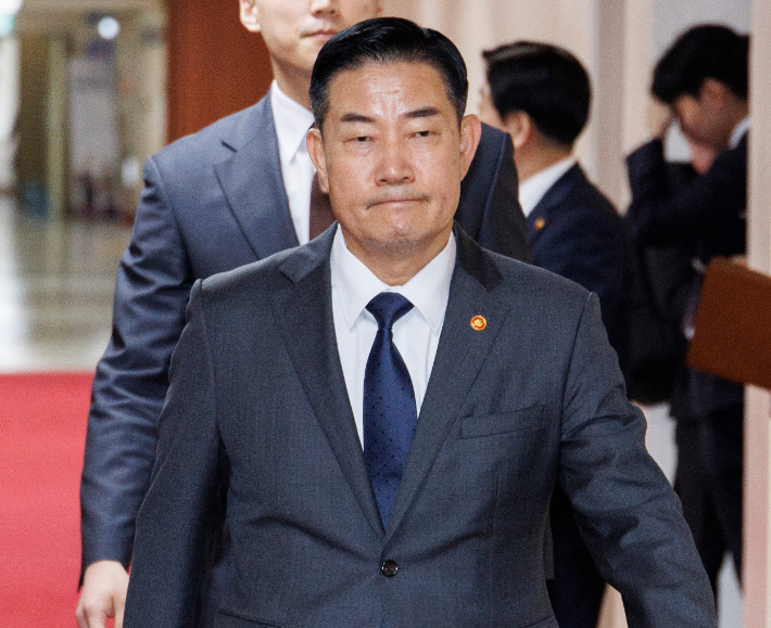 신원식 국방부 장관이 24일 오전 서울 종로구 정부서울청사에서 열린 국무회의에 입장하고 있다. 연합뉴스