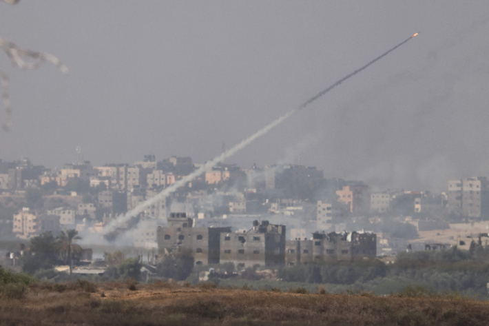 가자지구에서 이스라엘을 향해 발사되는 로켓. 연합뉴스