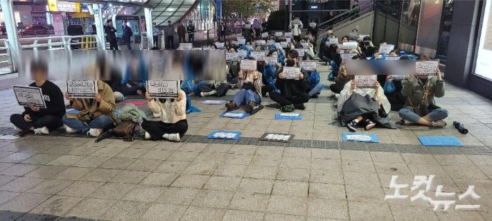 구호 푯말을 들고 있는 전세사기 피해자들. 박창주 기자