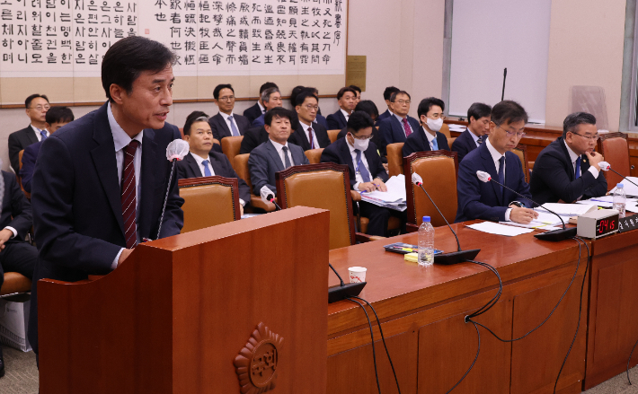 조은석 감사위원이 26일 국회 법제사법위원회 국정감사에서 답변하고 있다. 오른쪽은 감사원 최재해 원장과 유병호 사무총장. 연합뉴스