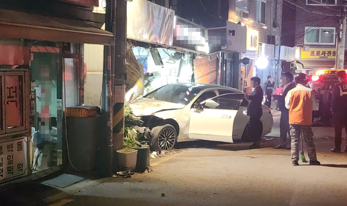 지난 25일 오후 8시 30분께 서울 용산구 한남동 순천향대병원 인근에서 차량이 골목의 한 가게로 돌진해 있다. 연합뉴스