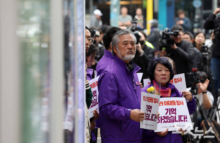 이정민 10.29 이태원 참사 유가족협의회 운영위원장 등 이태원 참사 유가족들이 26일 서울 용산구 이태원역 1번 출구 앞에서 열린 '10.29 기억과 안전의 길 조성 기자회견'에 참석해 사고 현장을 바라보고 있다. 박종민 기자