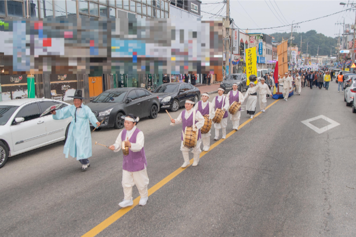 지난 26일 개막한 고성통일명태축제 거리페레이드. 고성군 제공