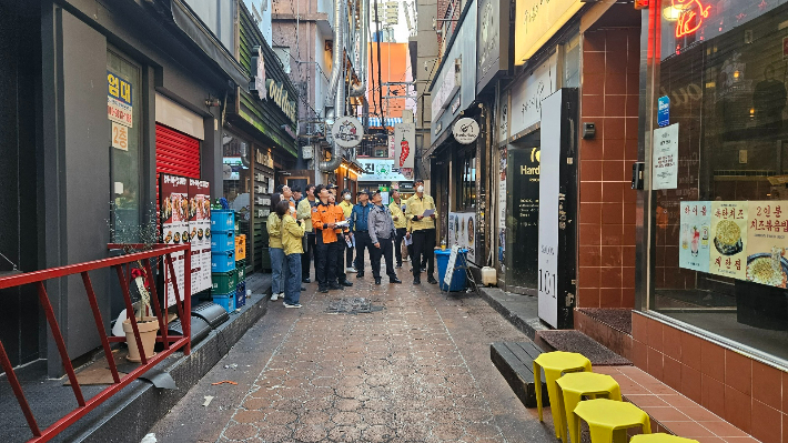 부산 부산진구청이 핼러윈 기간을 앞두고 유관기관과 서면 일대 골목길 점검에 나선 모습. 부산진구청 제공 