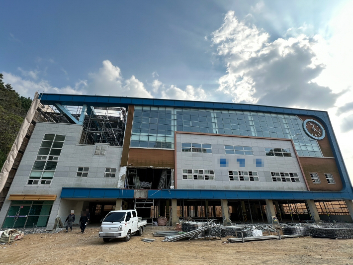 27일 60대 작업자가 추락해 숨진 부산 북구 한 중학교 리모델링 공사 현장. 부산경찰청 제공