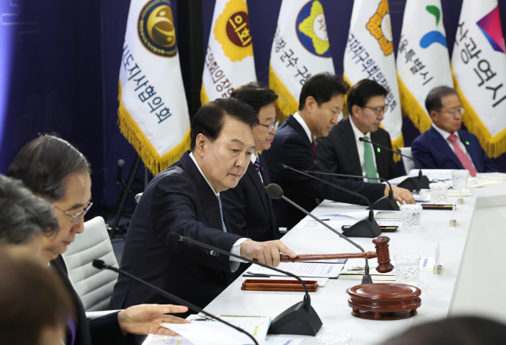 윤석열 대통령이 27일 오후 경북 안동 경상북도청에서 열린 제5회 중앙지방협력회의에 참석, 개회선언을 하고 있다. 연합뉴스