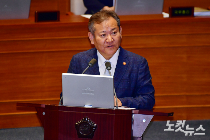 이상민 행정안전부 장관이 5일 서울 여의도 국회에서 열린 제410회 국회(정기회) 제2차 본회의 정치 분야 대정부질문에서 의원 질의에 답변을 하고 있다. 윤창원 기자