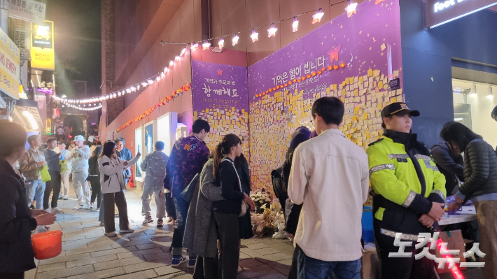 28일 오후 서울 용산구 이태원역 1번 출구 인근에 마련된 이태원 참사 추모공간 '10·29 기억과 안전의 길'. 민소운 기자