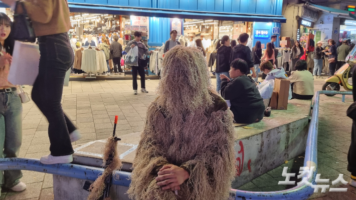 28일 오후 서울 마포구 어울마당로에서 게임 캐릭터 코스튬 복장을 한 시민. 양형욱 기자