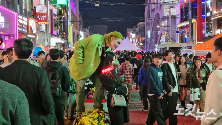 28일 오후 서울 마포구 KT&G 상상마당 앞에서 시민들이 영화 캐릭터 코스튬 복장을 한 코스튜머와 사진을 찍고 있다. 양형욱 기자