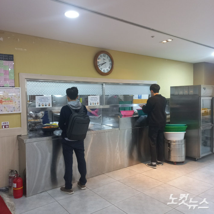 23일 성복중앙교회 지하 1층 식당에서 '새벽만나'를 찾은 학생들이 배식을 기다리고 있다. 박영규 인턴기자 