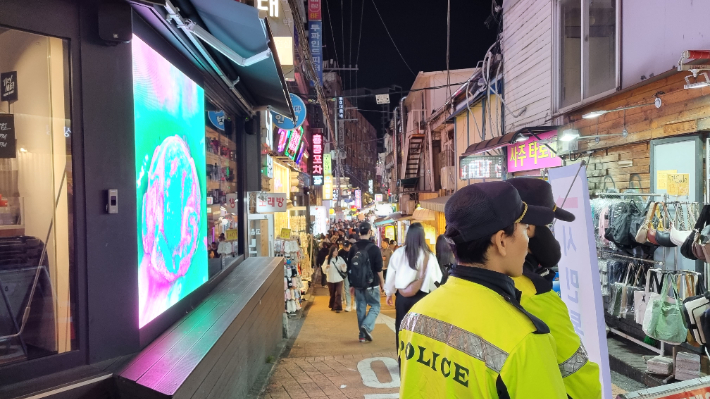 서울 마포구 홍대거리 경사로마다 경찰들이 배치돼 시민들의 통행을 예의 주시하고 있다. 양형욱 기자