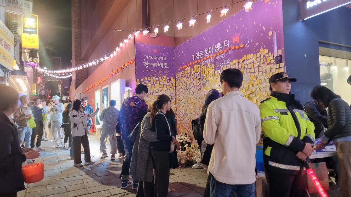 28일 오후 서울 용산구 이태원역 1번 출구 인근에 마련된 이태원 참사 추모공간 '10·29 기억과 안전의 길'. 민소운 기자