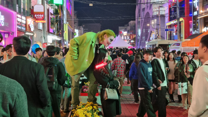 28일 오후 서울 마포구 홍대거리에서 영화 캐릭터 코스튬 복장을 한 시민이 행인들과 함께 사진을 찍고 있다. 양형욱 기자