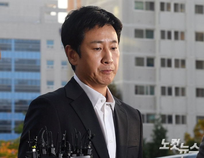 마약 투약 혐의를 받는 배우 이선균이 28일 오후 인천 남동구 논현경찰서에 피의자 신분으로 출석하고 있다. 황진환 기자