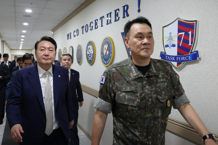 김명수 해군작전사령관과 이동하는 윤석열 대통령. 연합뉴스 