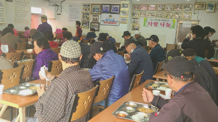 지난 27일 인천 동구 송림동 '작은이들교회 무료급식소' 내부 모습. 주영민 기자