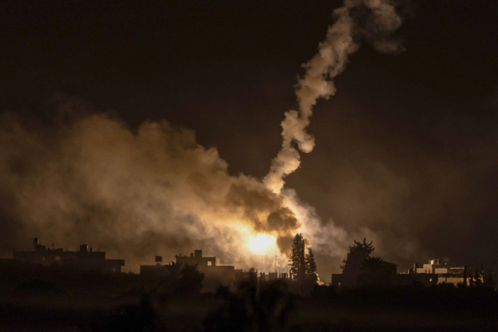 29일 가자지구에서 섬광탄 불빛과 연기가 피어오르는 모습. 연합뉴스