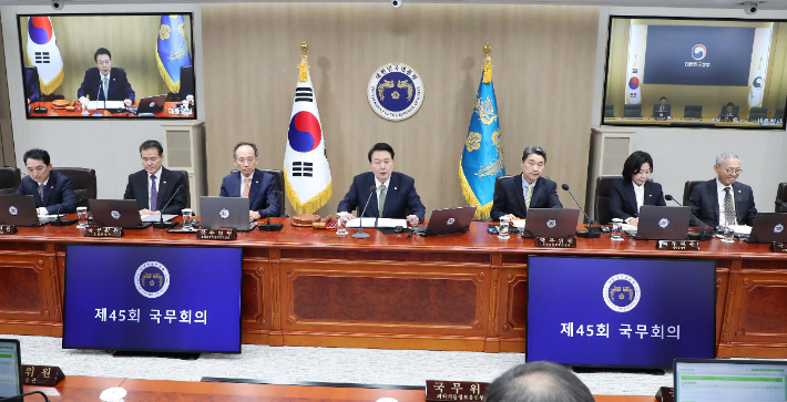 윤석열 대통령이 30일 서울 용산 대통령실 청사에서 국무회의를 주재하고 있다. 연합뉴스