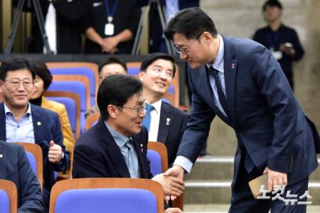 더불어민주당 홍익표 원내대표가 30일 서울 여의도 국회에서 열린 의원총회에 참석하며 의원들과 인사를 하고 있다.