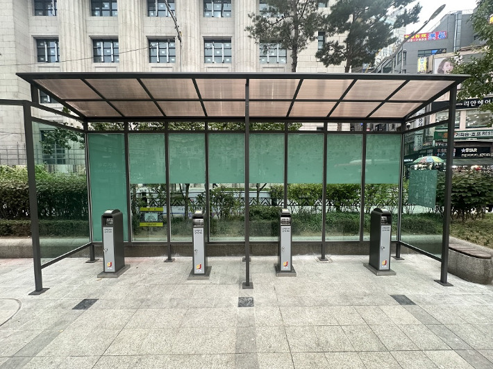 자연환기식 개방형 흡연부스. 서울 중구청 제공 
